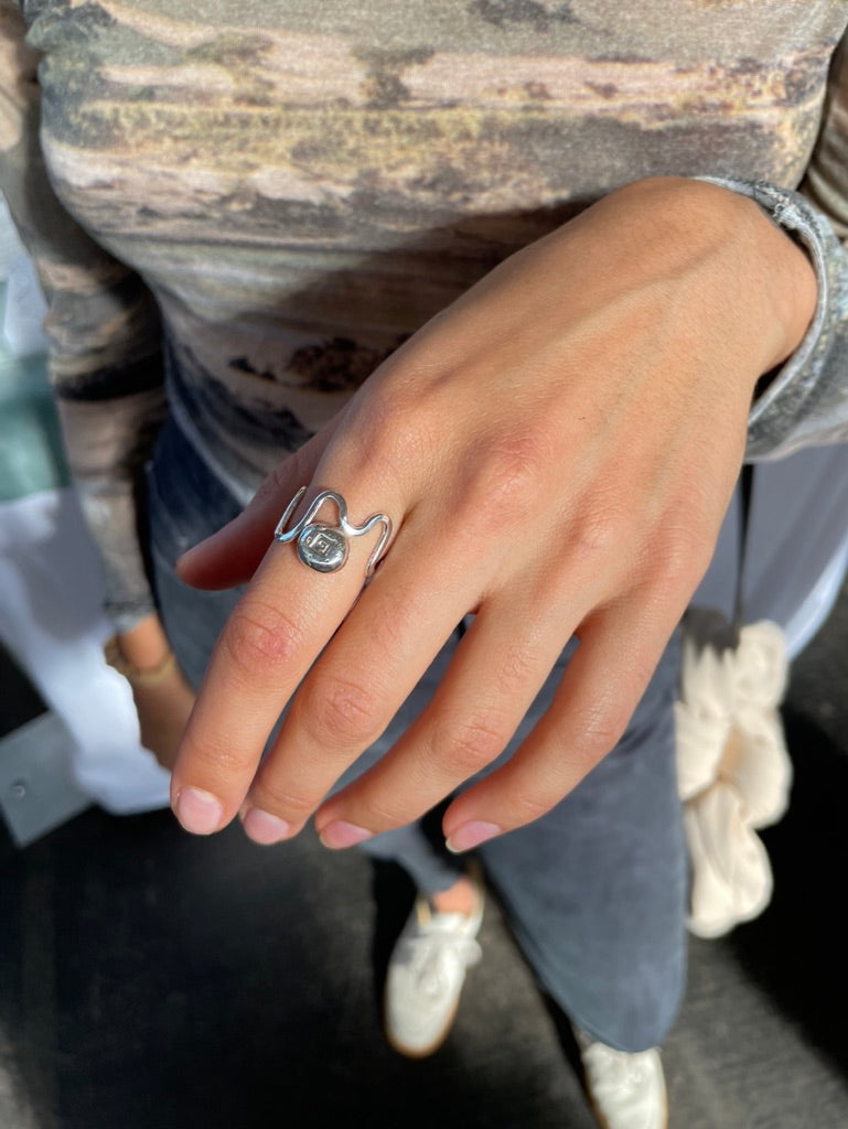 Hilly Squiggle Ring